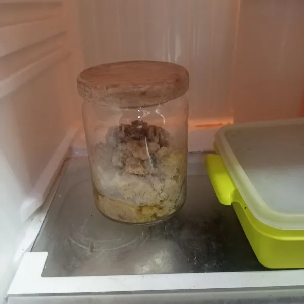 Simpan bumbu dasar di kulkas bagian bawah.