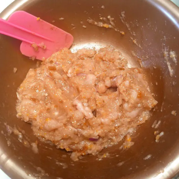 Campurkan bahan pertama seperti bawang merah iris, telur, gula merah sisir, tepung panir, pala, garam dan margarin ke dalam daging ayam yang sudah di giling lalu diamkan hingga 10 menit