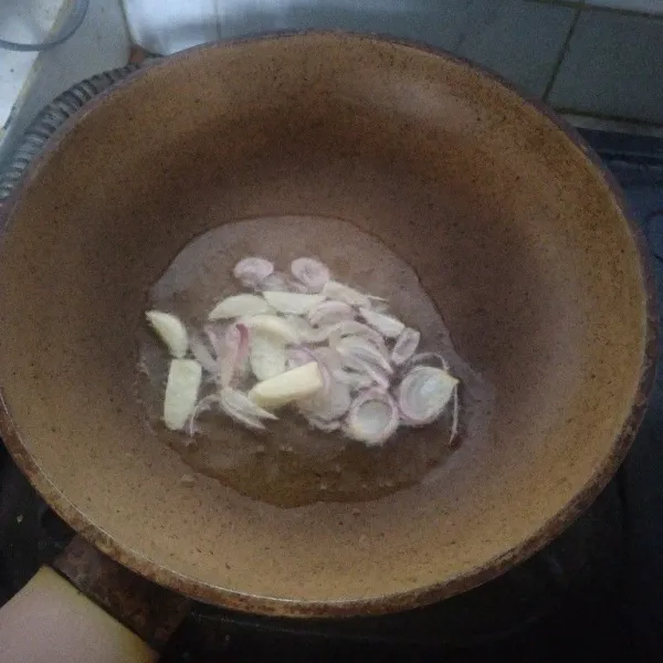 Panaskan minyak, tumis bawang merah dan bawang putih.