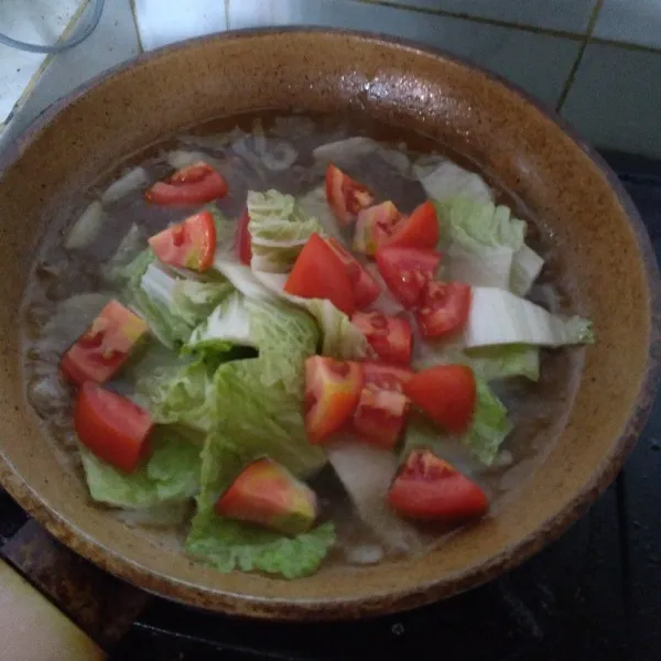 Masukkan tomat.