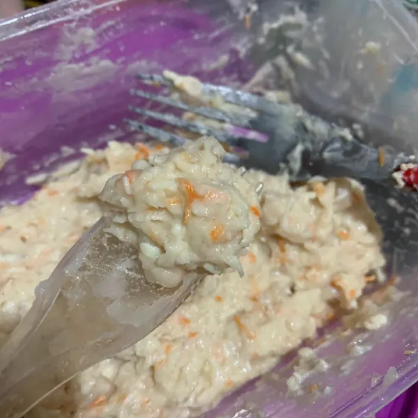 Tambahkan air es hingga adonan tidak berat. Ambil adonan dengan bantuan 2 garpu