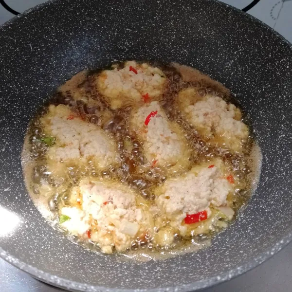 Ambil secukupnya adonan. Kemudian goreng sampai matang. Angkat, tiriskan dan sajikan.