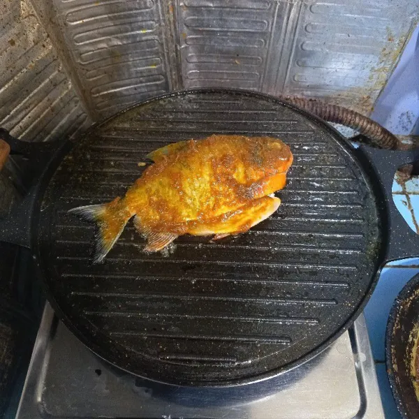 Olesi permukaan ikan dengan bumbu tumis. Bakar hingga ikan matang.