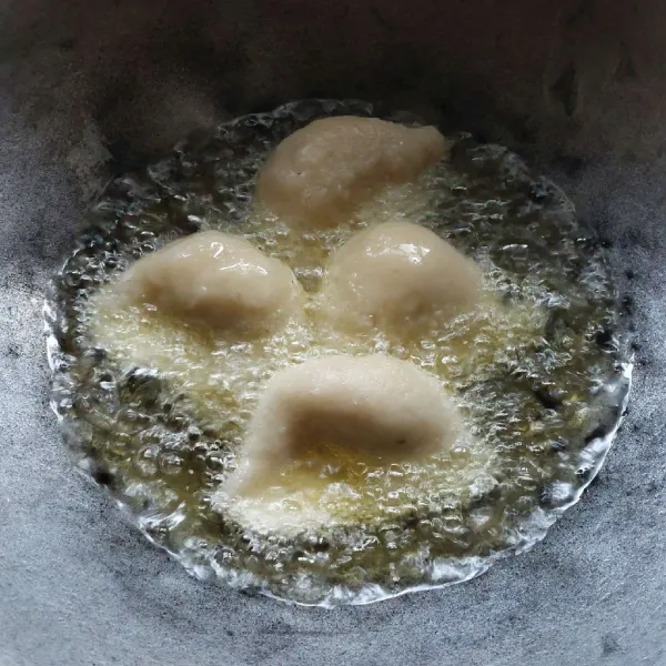 Goreng pempek di minyak panas. Setelah itu, sajikan bersama cuko!