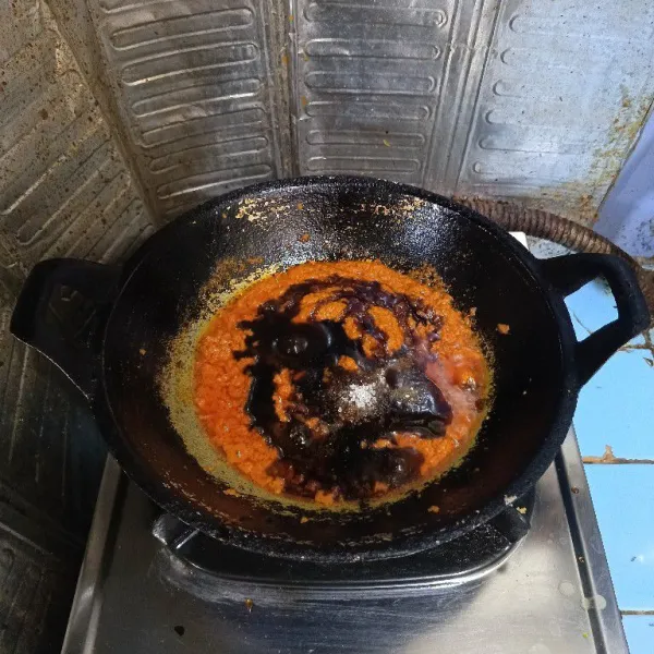 Masukkan kecap manis, saus tiram, garam, gula, dan kaldu bubuk.