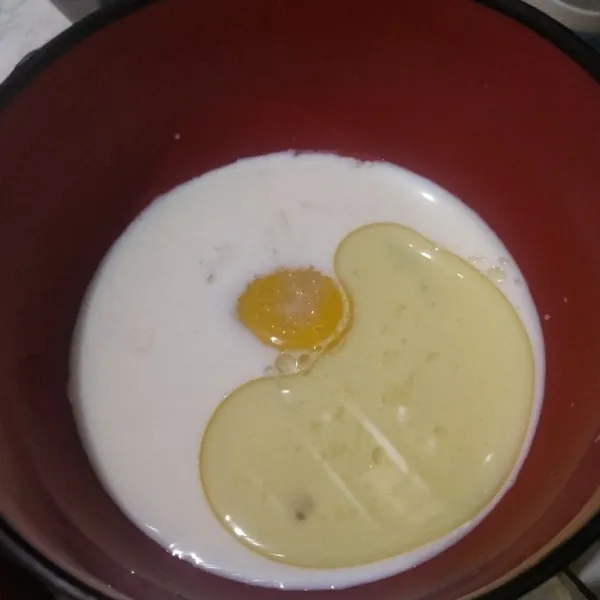 Kocok pakai whisk, telur, gula, susu, minyak, garam, dan vanili.