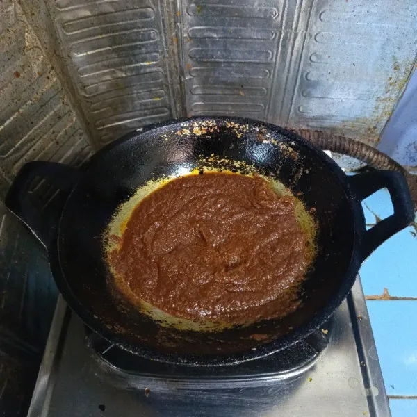 Masak hingga bumbu matang. Koreksi rasanya.