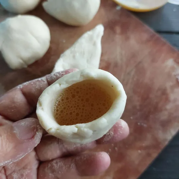 Ambil 2 sdm adonan, bentuk menyerupai mangkok. Isi dengan telur yang sudah dikocok, kemudian tutup rapat.
