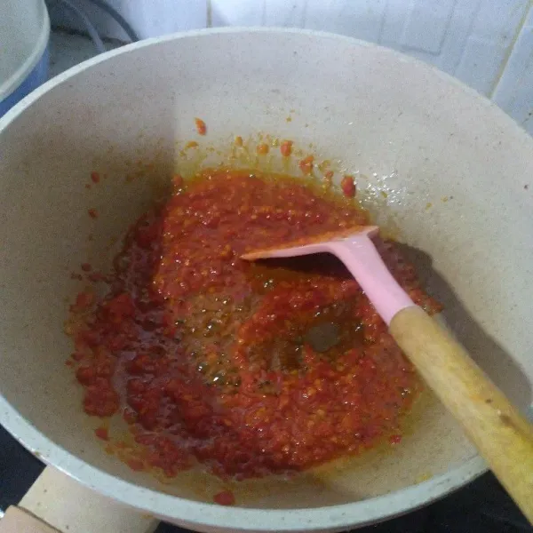 Tumis cabe hingga harum, lalu beri perasan jeruk nipis. Setelah cabe matang, masukkan bahan-bahan yang sudah digoreng. Aduk rata.