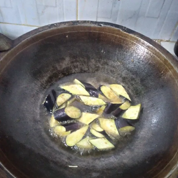 Goreng terong hingga layu.