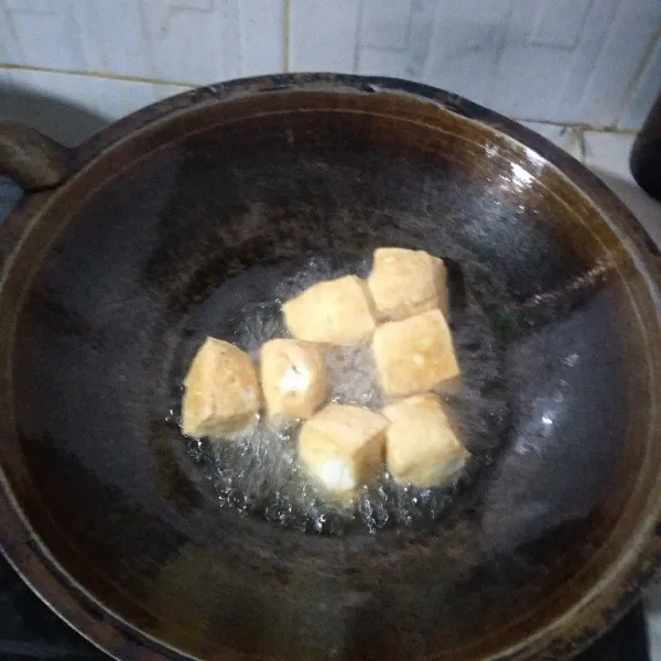 Goreng tahu, lalu potong dadu.