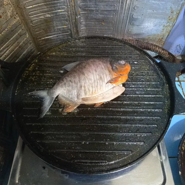 Panaskan pemanggang, letakkan ikan diatas pemanggang.