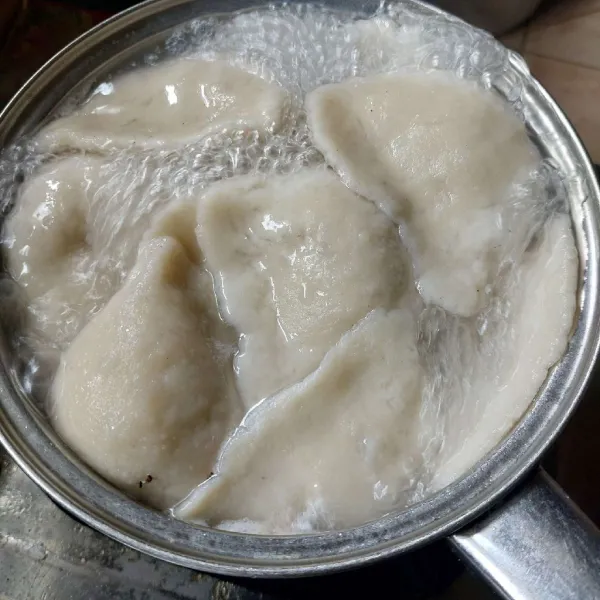 Rebus pempek di air mendidih sampai mengapung, lalu angkat.