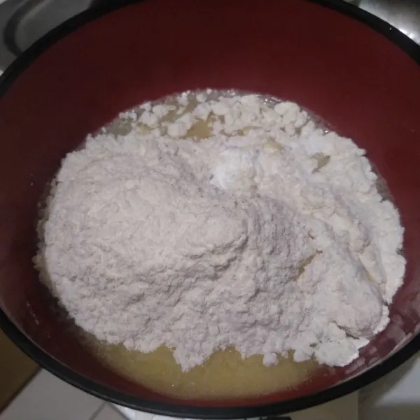 Masukkan terigu dan baking powder, kocok rata.