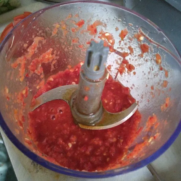 Haluskan cabe dan bawang merah.