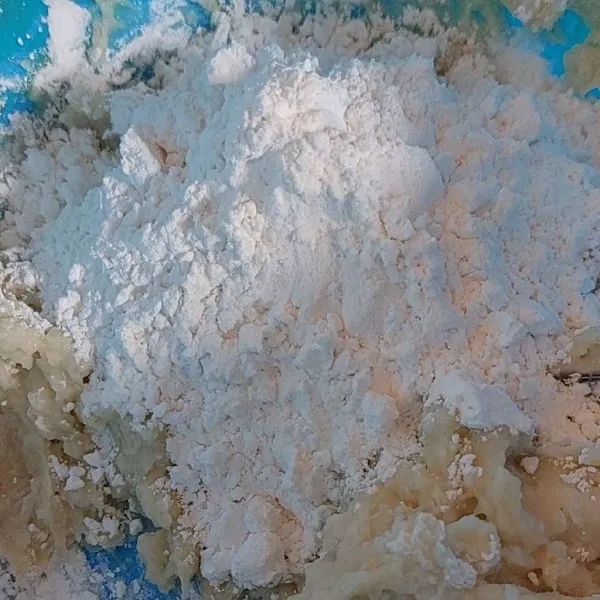 Tambahkan tepung secara bertahap sambil diuleni. Begitu sudah bisa dibentuk, hentikan pemberian tepung.
