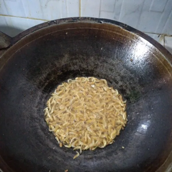 Goreng udang rebon.
