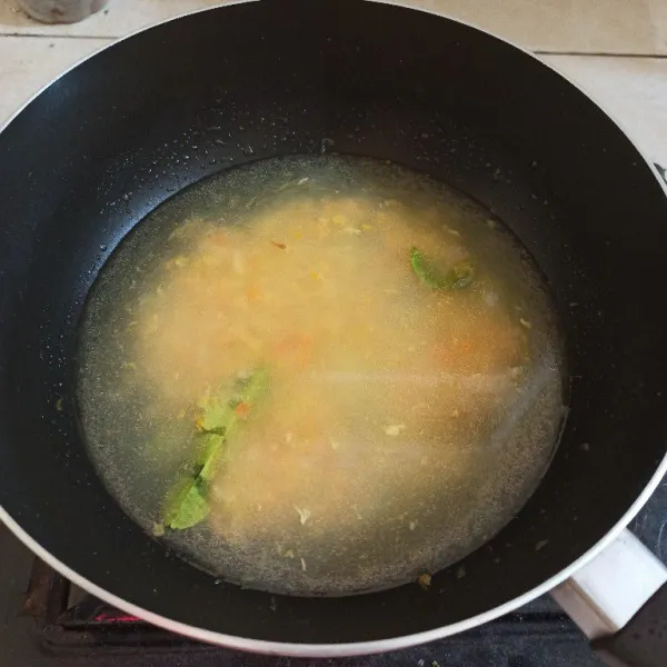 Masukkan air, gula pasir, kaldu jamur. Kemudian, masak hingga mendidih.