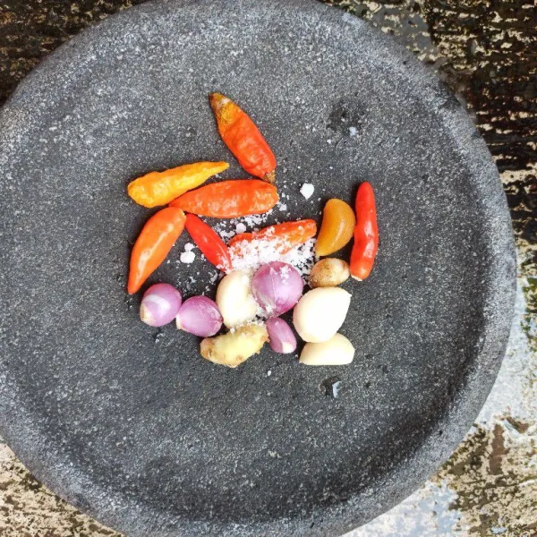 Ulek bawang putih, bawang merah, cabe rawit, kencur, dan garam hingga halus.