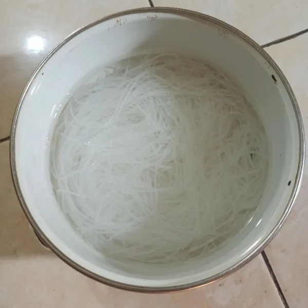 Rendam soun dengan air panas.