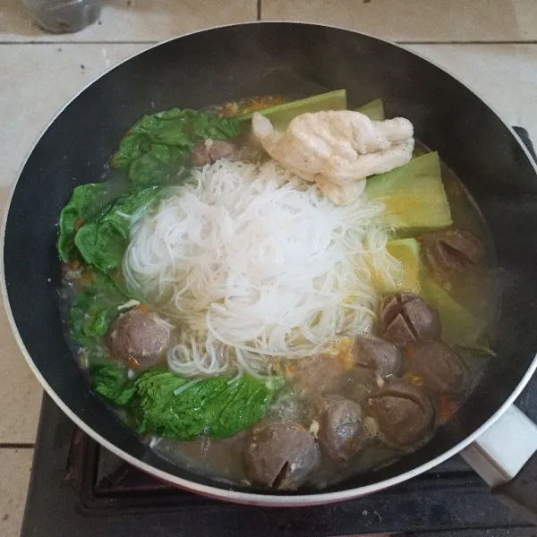 Setelah bakso dan sawi matang, masukkan soun dan cuanki lidah. Jangan lupa koreksi rasa! Kemudian, angkat!