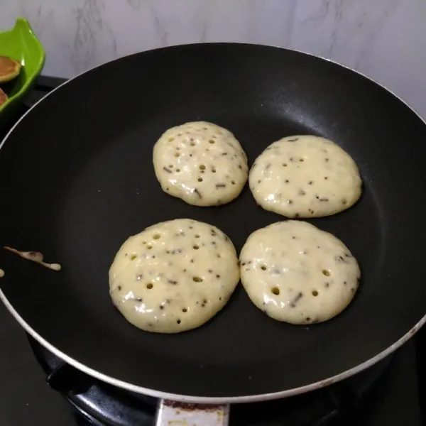 Panaskan teflon api kecil ke sedang. Jangan terlalu kecil banget. Tuang 1 sdm adonan.