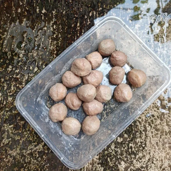 Cuci bakso, kemudian belah dua, tapi jangan sampai putus.