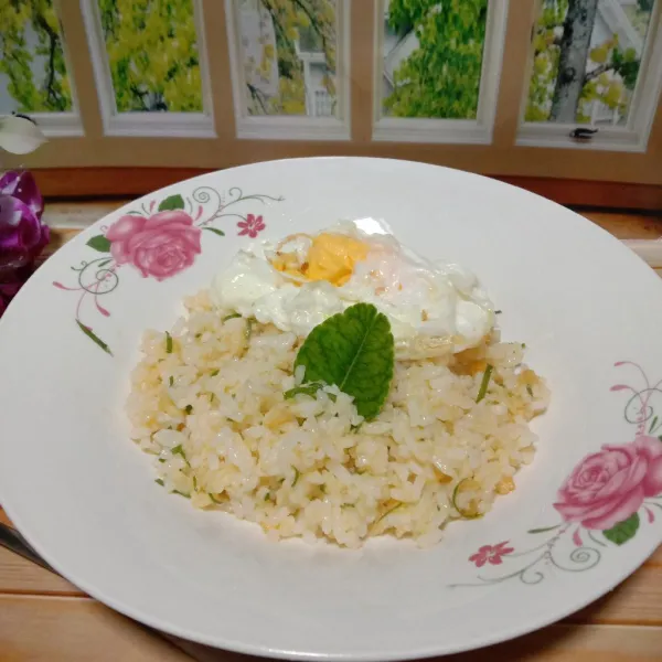Plating dengan tambahkan telur ceplok dan daun jeruk diatasnya, siap disantap.