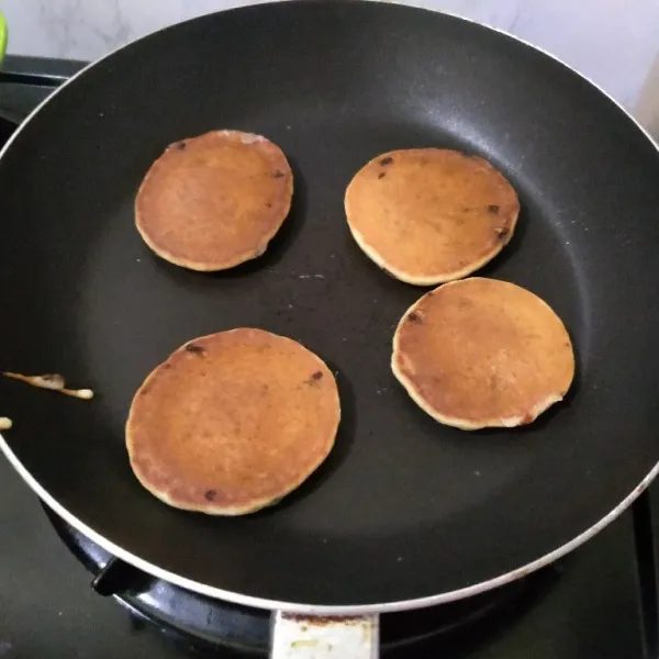 Balik pancake ketika atasnya sudah muncul bubble dan bawahnya kecoklatan. Masak sebentar saja hanya beberapa detik lalu angkat.