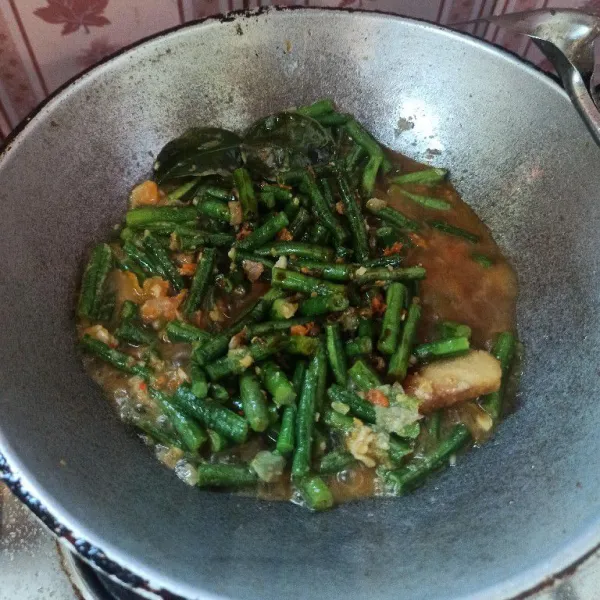 Terakhir masukkan kecap manis aduk hingga tercampur rata dan bumbu meresap.