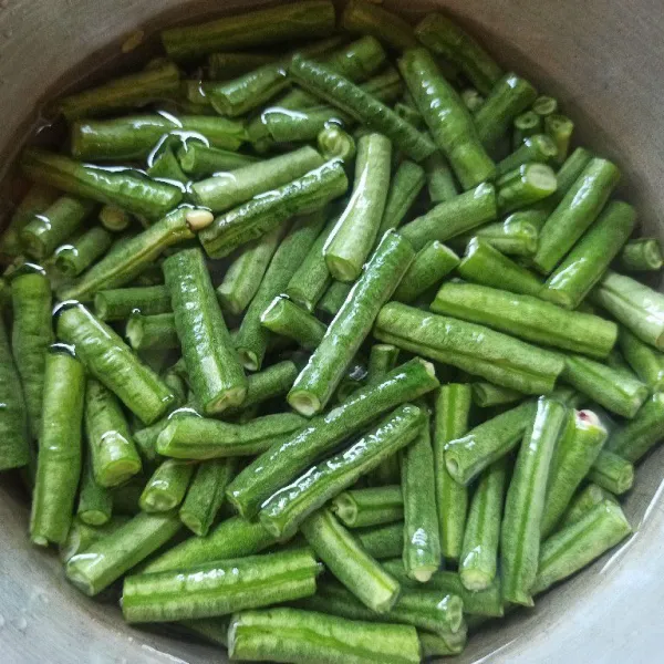 Potong-potong kacang panjang kemudian cuci bersih.
