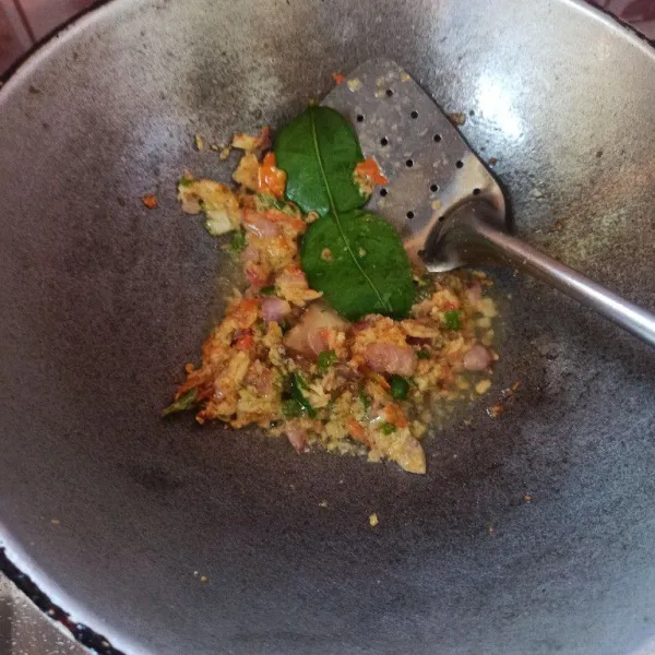 Tumis bumbu yang sudah di ulek, lengkuas, dan daun jeruk sampai harum dan matang.