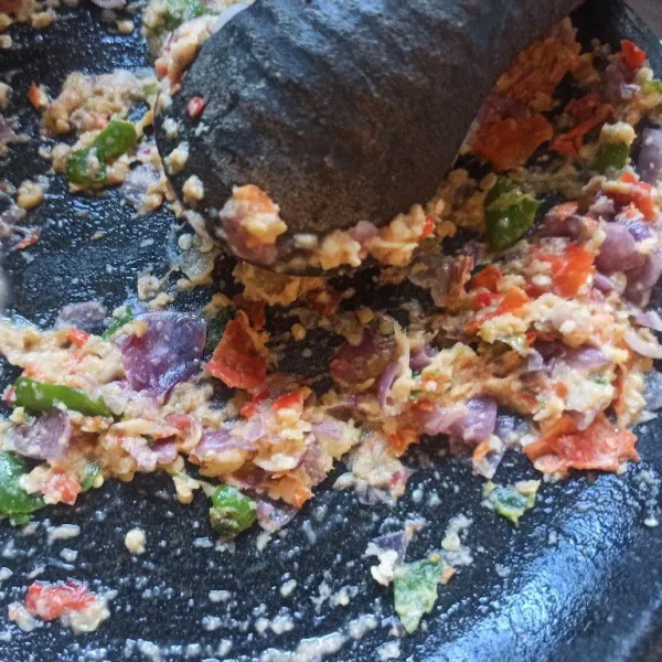 Ulek kasar bawang merah, bawang putih, cabai, dan kemiri.