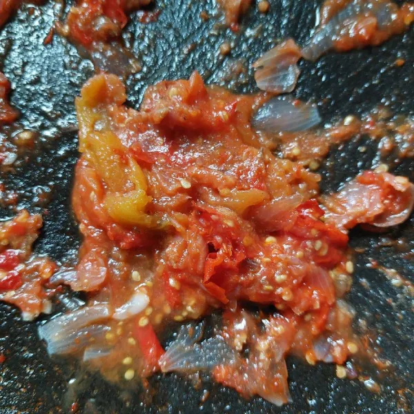 Giling cabe, bawang dan tomat hingga halus, tambahkan garam