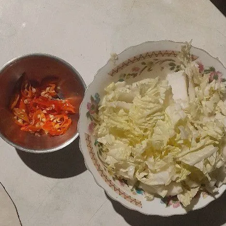 Masukkan sawi putih yang sudah dipotong, cabai yang sudah dipotong