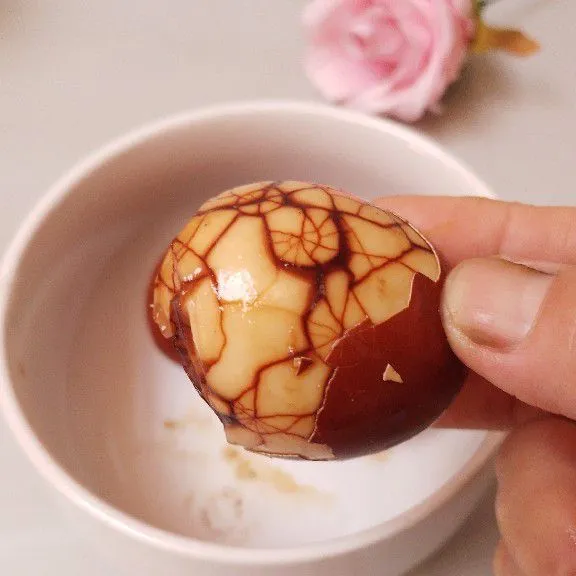 Kupas telur hanya dibagian cangkang saja (usahakan kulit ari tetap menempel, karna motif retak tampak lebih jelas dibagian ini!).