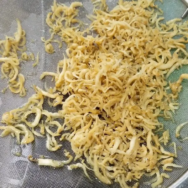 Goreng teri. Angkat dan sisihkan