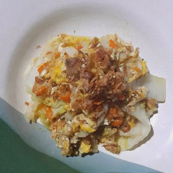 Angkat telur orak arik dan sawi putih tambahkan bawang goreng kemudian sajikan selagi masih hangat.