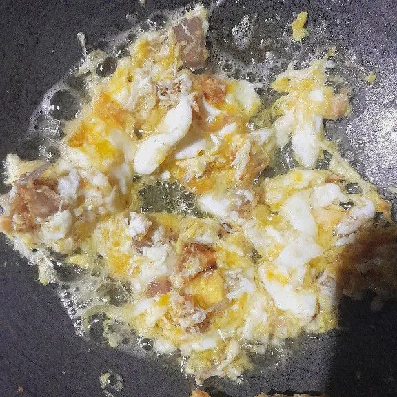 Setelah itu masukkan telur lalu orak arik