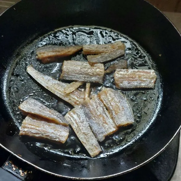 Potong dan cuci ikan bledang, lalu goreng hingga matang