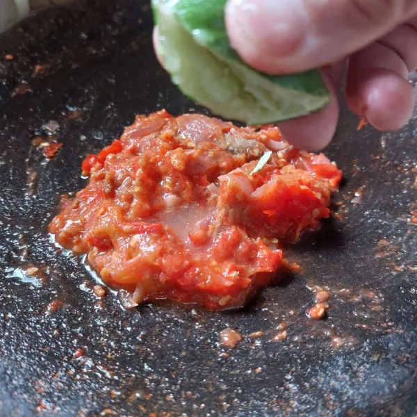 Tambahkan perasan jeruk nipis, aduk dan sajikan