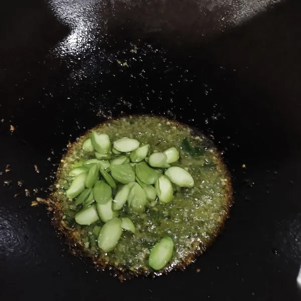 Tambahkan petai tumis kembali