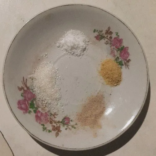 Tambahkan garam, lada bubuk, gula, dan penyedap rasa secukupnya.