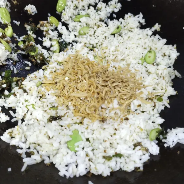 Masukkan nasi dan teri goreng. Tambahkan garam dan sedikit gula. Aduk rata cicipi.