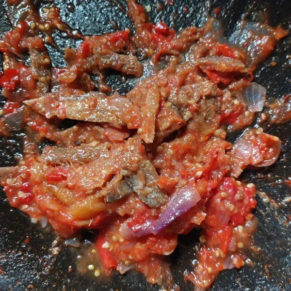 Gemprek ikan bledang goreng, campurkan ke adonan cabe, aduk hingga terbalur rata