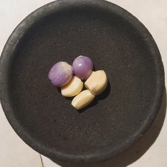 Haluskan bawang putih, bawang merah