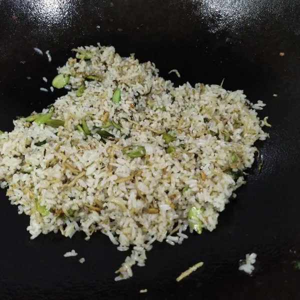 Masak sampai nasi agak kering. Angkat sajikan.
