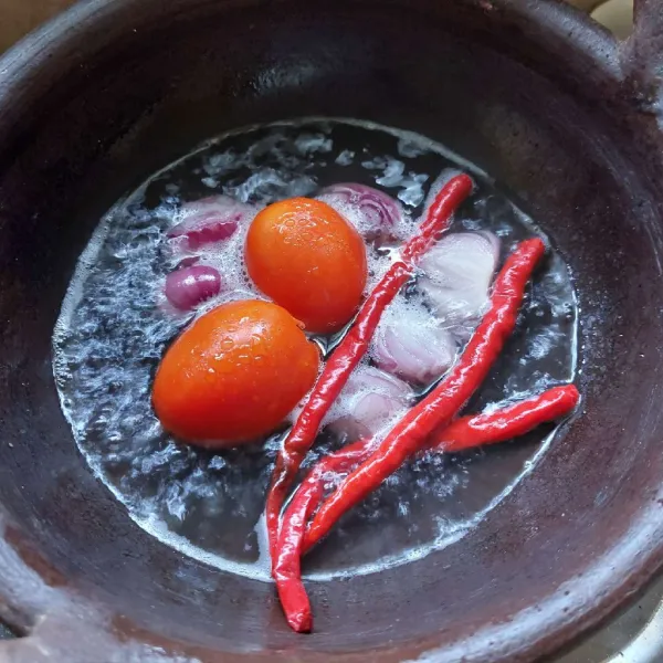 Rebus tomat, cabe dan bawang sampai tomat lembut dan kulitnya terkelupas