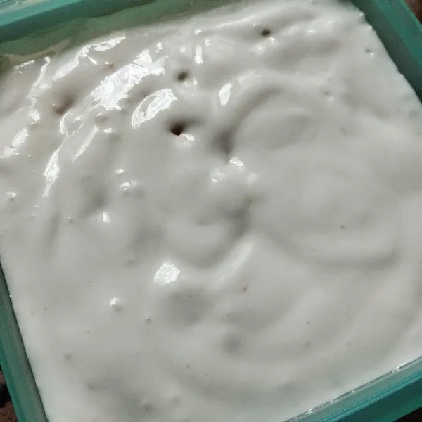 Tuang lagi ke wadah, simpan lagi di kulkas. Setelah beku siap dinikmati, beri tambahan kental manis coklat atau putih