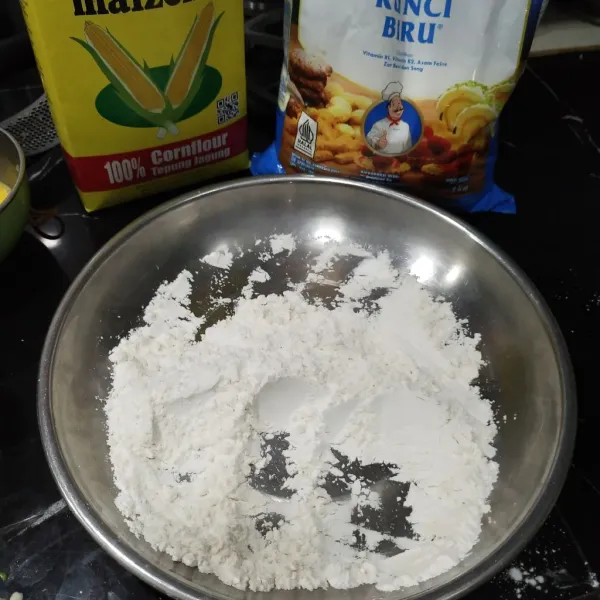 Dalam piring terpisah campur terigu dan maizena. Aduk rata. Tidak perlu kasih garam karena tepung akan menyerap asin dari bumbu rendaman cumi
